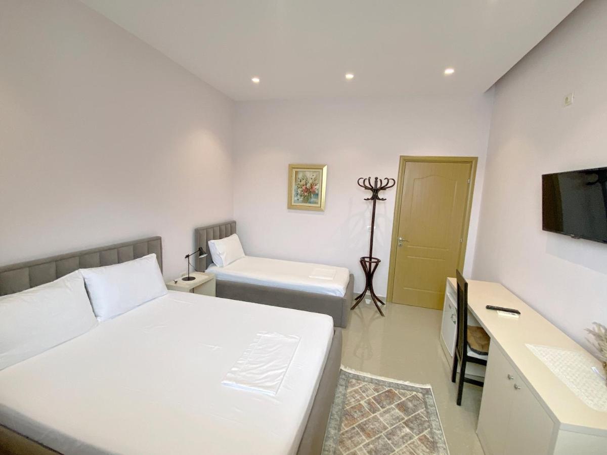 Guesthouse Niko Berat Bagian luar foto