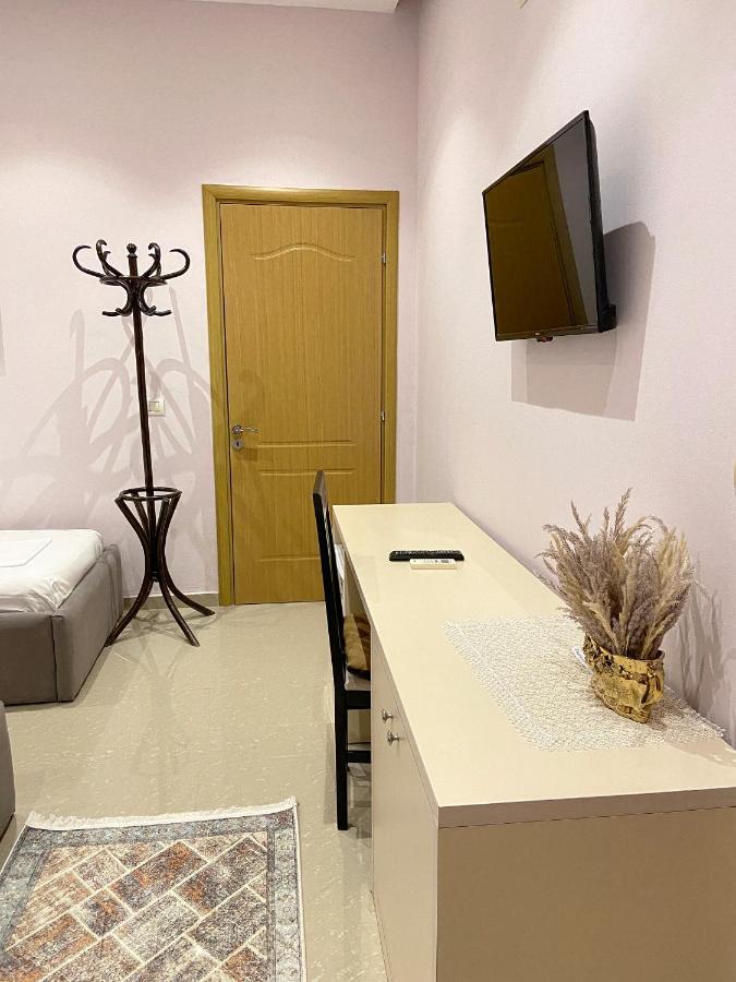 Guesthouse Niko Berat Bagian luar foto