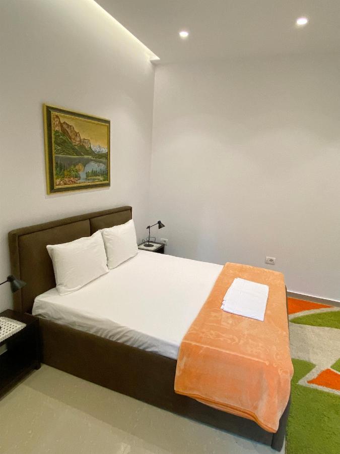 Guesthouse Niko Berat Bagian luar foto