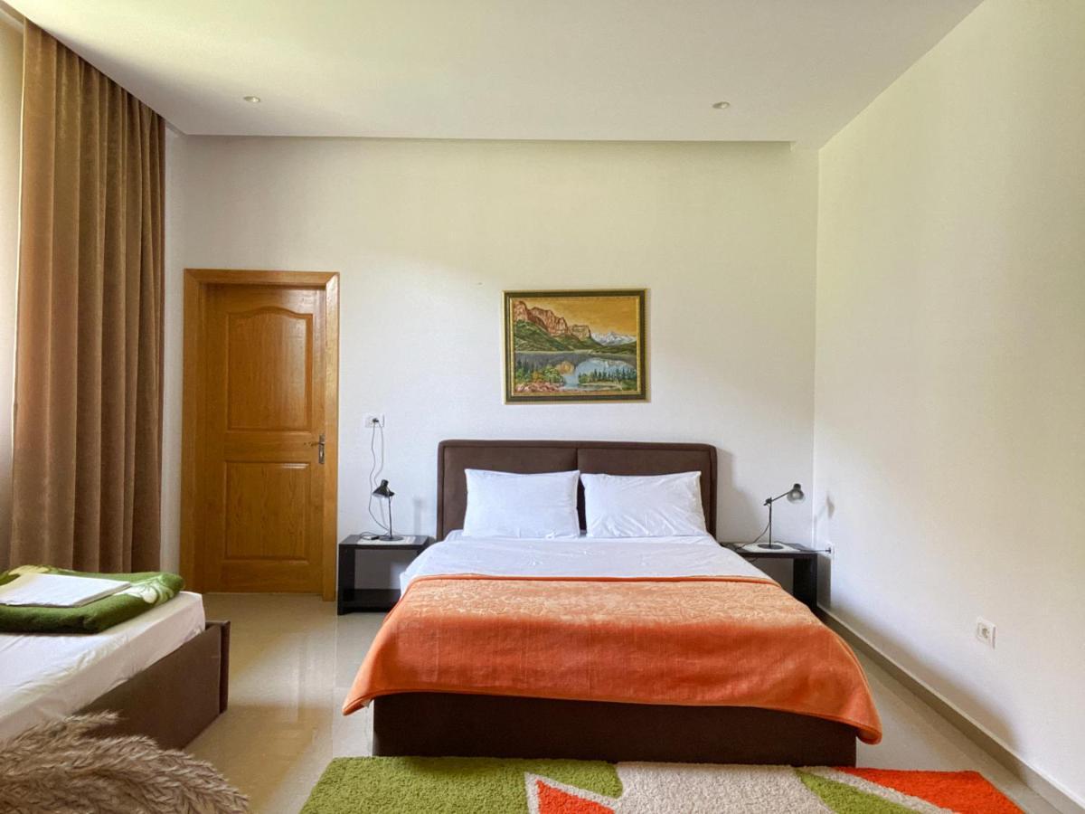 Guesthouse Niko Berat Bagian luar foto