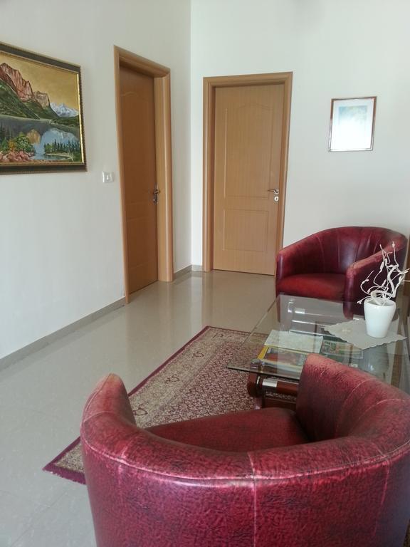 Guesthouse Niko Berat Bagian luar foto
